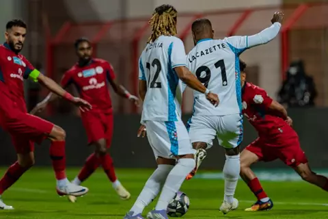 الانتصار الأول.. لاكازيت يهدي نيوم فوزًا مثيرًا بمشاركة حجازي